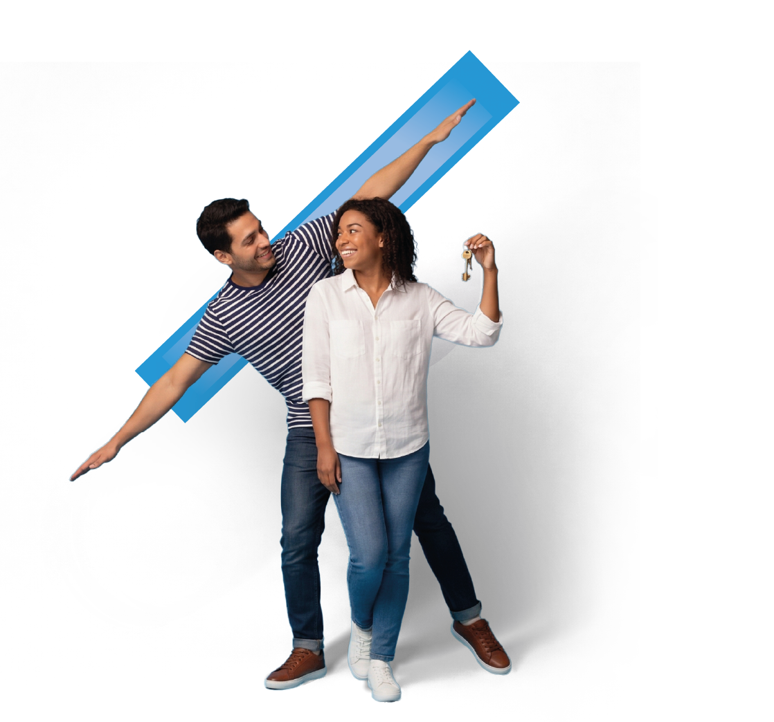 Couple avec les clés de leur bien immobilier